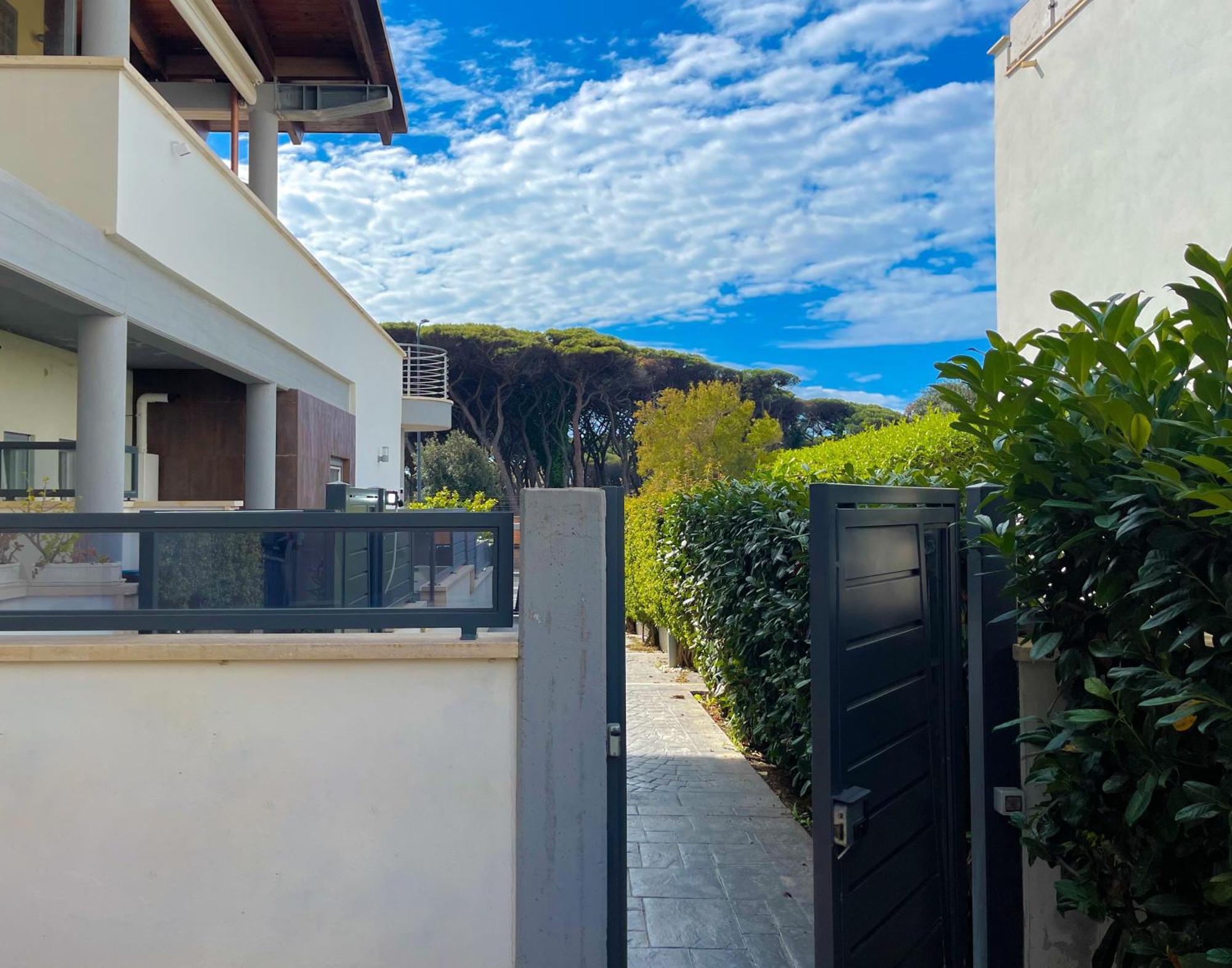 The Shabby House - Charming Seaside Retreat In Central Anzio, Steps From Beach And Train Station Extérieur photo