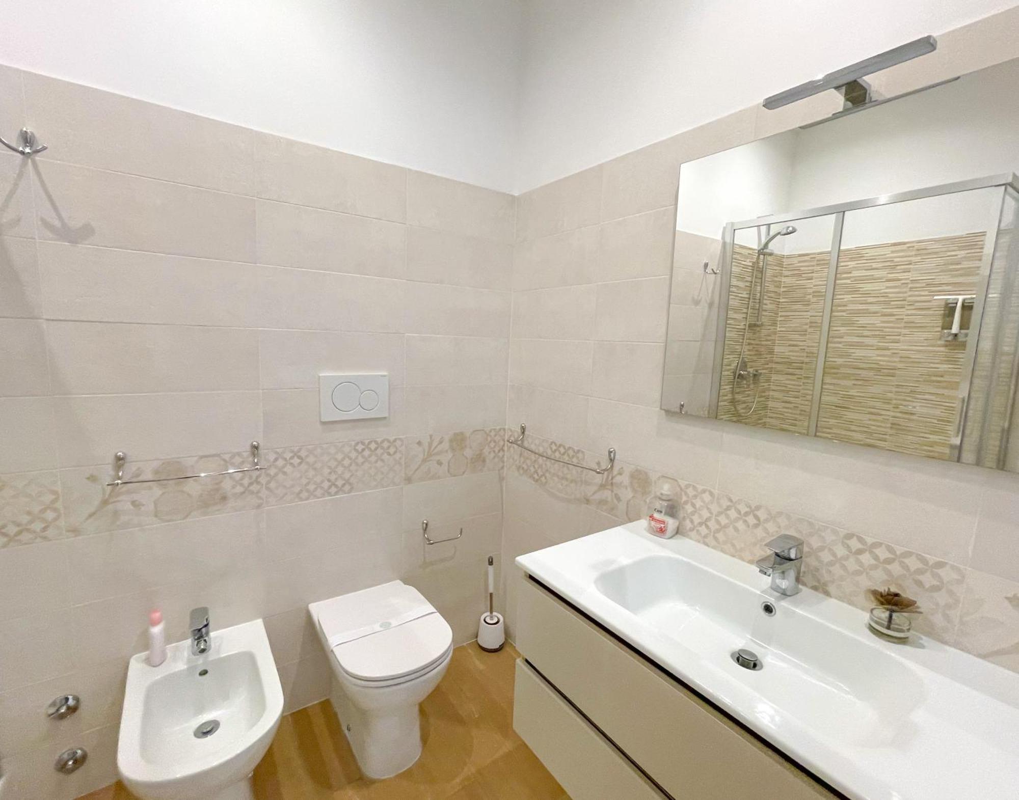 The Shabby House - Charming Seaside Retreat In Central Anzio, Steps From Beach And Train Station Extérieur photo